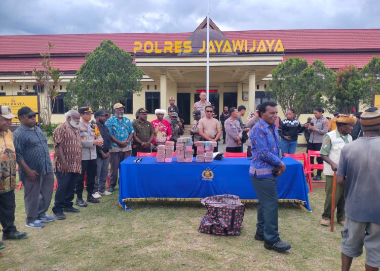 Polres Jayawijaya Fasilitasi Mediasi Final dan Pembayaran Denda Adat Kasus Pembunuhan Alm. Punika Wenda