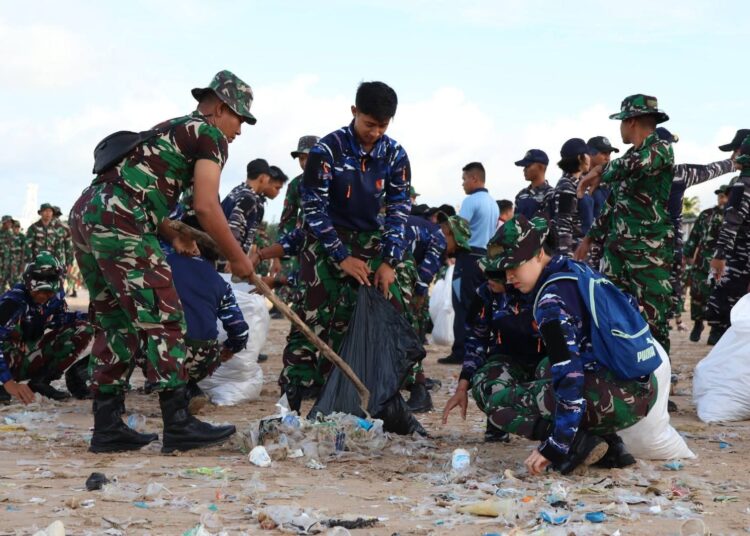 Aksi Gotong Royong Lanud I Gusti Ngurah Rai Bersihkan Pantai Kuta