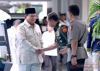 Presiden Prabowo Subianto memberikan taklimat kepada para peserta Rapat Pimpinan (Rapim) TNI dan Polri yang digelar di Istana Kepresidenan