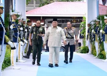 Presiden Prabowo Subianto memberikan taklimat kepada para peserta Rapat Pimpinan (Rapim) TNI dan Polri yang digelar di Istana Kepresidenan