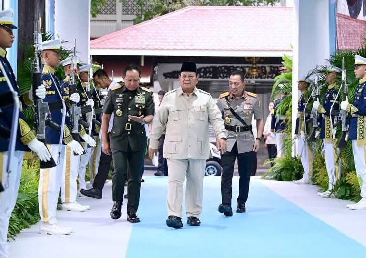 Presiden Prabowo Subianto memberikan taklimat kepada para peserta Rapat Pimpinan (Rapim) TNI dan Polri yang digelar di Istana Kepresidenan