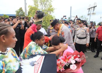 ‎Polda Papua Barat Gelar Penyambutan Kapolda Baru, Penyerahan Pataka, dan Pelepasan Kapolda Lama