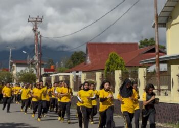 Polres Jayawijaya Gelar Jalan Santai untuk Tingkatkan Kebugaran dan Soliditas Personel