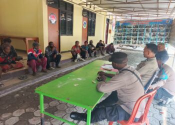 Sat Binmas Polres Jayawijaya Fasilitasi Mediasi Kasus Penganiayaan Melalui Pendekatan Kekekeluargaan