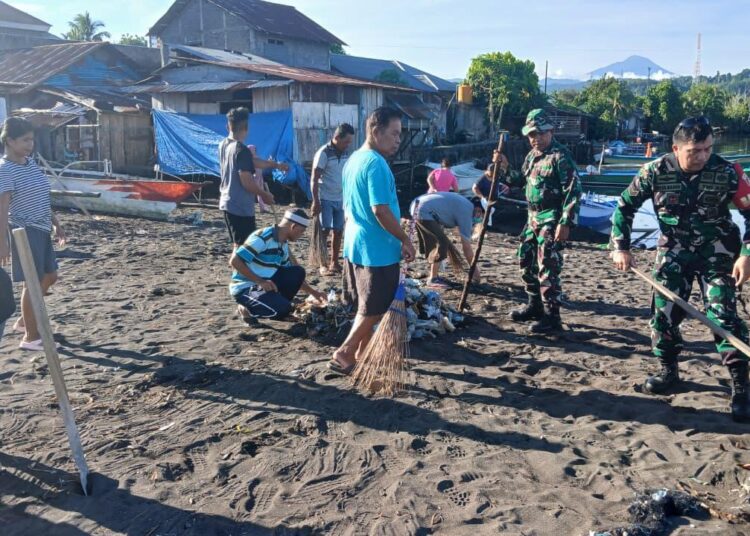 Wujudkan Lingkungan Asri, Koramil 03 Likupang Karya Bakti Bersihkan Pesisir Pantai Desa Likupang Kampung Ambong