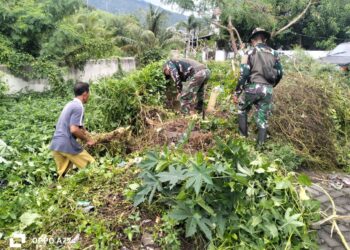 Cegah Penyebaran Penyakit, Koramil 01/Bitung dan Warga Pateten Satu Lakukan Karya Bakti