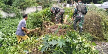 Cegah Penyebaran Penyakit, Koramil 01/Bitung dan Warga Pateten Satu Lakukan Karya Bakti