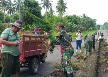 Wujud Nyata Pengabdian TNI, Koramil 04/Dimembe Gotong-Royong Bersama Masyarakat Bersihkan Jalan Utama