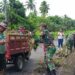 Wujud Nyata Pengabdian TNI, Koramil 04/Dimembe Gotong-Royong Bersama Masyarakat Bersihkan Jalan Utama