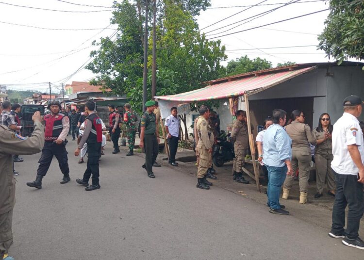 Kembalikan Fungsi Jalan dan Trotoar, Aparat Gabungan TNI, Polri dan Satpol PP Tertibkan Pasar Girian