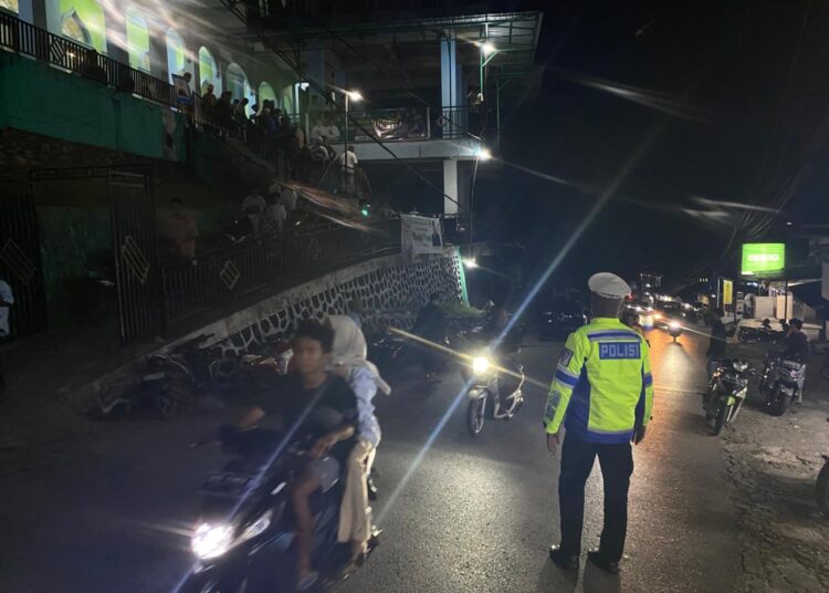 48 Personel Amankan Malam Pertama Tarawih, Semangat “Satu Tungku Tiga Batu” Nyata di Fakfak