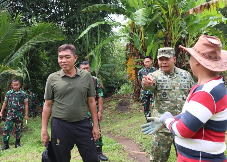 Dandim 1310/Btg Dampingi Danrem 131/Stg Tinjau dan Pastikan Sasaran Pembangunan Jembatan Siap Dibangun