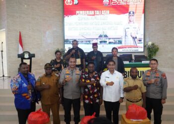 Kunjungan Kerja Kapolda Papua Barat Sekaligus Berikan Tali Asih Kepada Pengungsi Distrik Moskona
