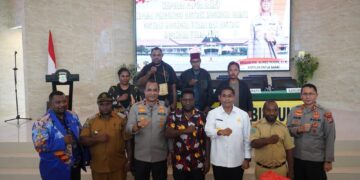 Kunjungan Kerja Kapolda Papua Barat Sekaligus Berikan Tali Asih Kepada Pengungsi Distrik Moskona