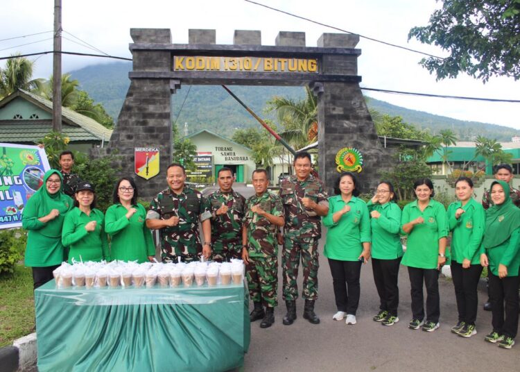 Wujud Kepedulian dan Kebersamaan di Bulan Ramadhan, Dandim 1310/Bitung bersama Anggota dan Persit Kodim 1310/Bitung Berbagi Takjil di Depan Makodim