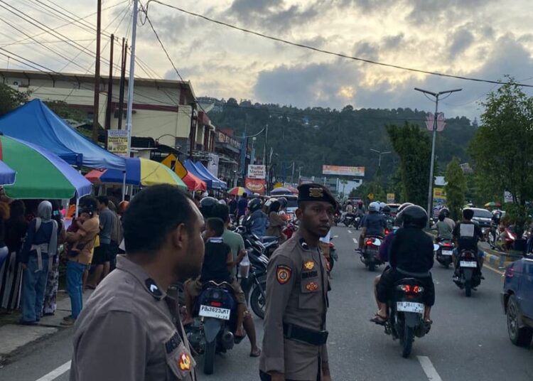 Momen Berburu Takjil ,Polresta Manokwari Lakukan Pengamanan dan Pengaturan Lalu Lintas