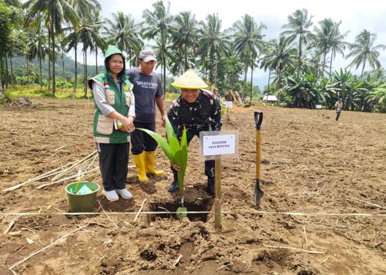 Dukung Program Hilirisasi Perkebunan, Dandim 1310/Bitung Ikut Tanam Kelapa