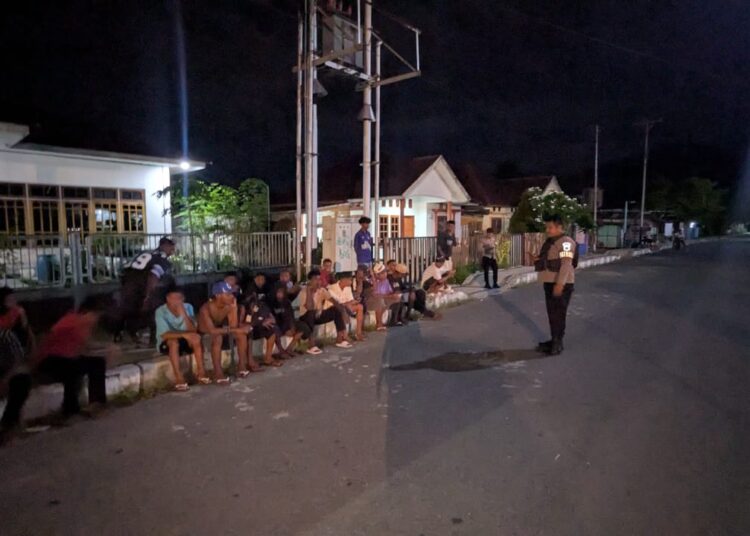 Cegah Perang Sarung, Patroli Hiu Paus Sat Samapta Polres Kaimana beri imbauan kepada para remaja