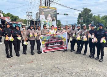 Polwan Polda Papua Barat Dan Polresta Manokwari Gelar Aksi Sosial Berbagi Takjil di Bulan Suci Ramadan