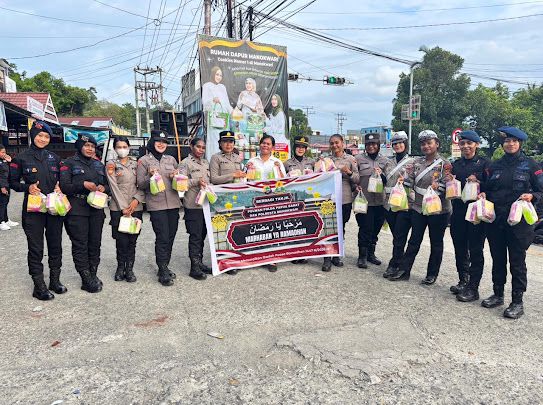 Polwan Polda Papua Barat Dan Polresta Manokwari Gelar Aksi Sosial Berbagi Takjil di Bulan Suci Ramadan