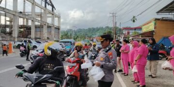 Polresta Manokwari Dan Bhayangkari Cabang Kota Manokwari Bagikan Ratusan Takjil di Perempatan Makalow