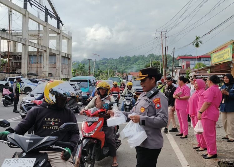 Polresta Manokwari Dan Bhayangkari Cabang Kota Manokwari Bagikan Ratusan Takjil di Perempatan Makalow