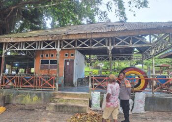 Personel Ditpamobvit Polda Papua Barat Tinjau Lokasi bangunan Pos Pam Pariwisata di Pantai Pasir Putih