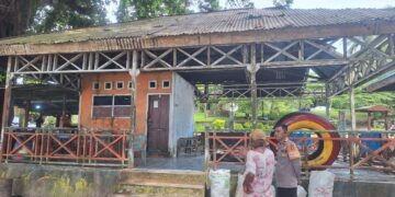 Personel Ditpamobvit Polda Papua Barat Tinjau Lokasi bangunan Pos Pam Pariwisata di Pantai Pasir Putih