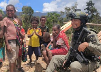 Saat Polisi dan Anak-Anak Papua Tertawa Bersama di Sugapa