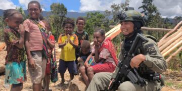 Saat Polisi dan Anak-Anak Papua Tertawa Bersama di Sugapa