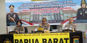 Personel Ditpamobvit Polda Papua Barat Tinjau Lokasi bangunan Pos Pam Pariwisata di Pantai Pasir Putih