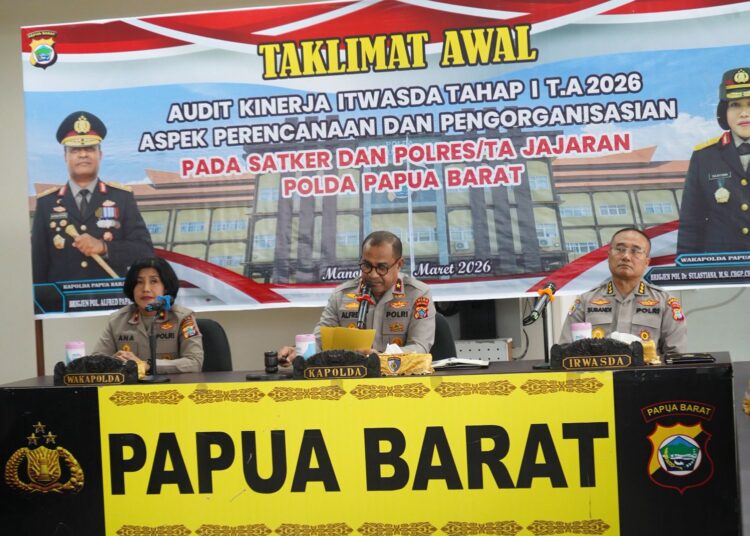 Personel Ditpamobvit Polda Papua Barat Tinjau Lokasi bangunan Pos Pam Pariwisata di Pantai Pasir Putih