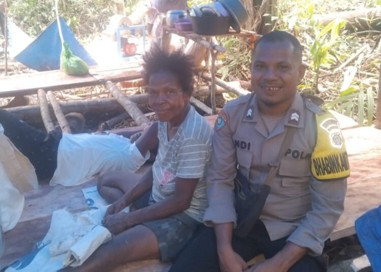 Bhabinkamtibmas Distrik Rumberpon Laksanakan Sambang dan Himbauan Kamtibmas di Kampung Yembekiri II