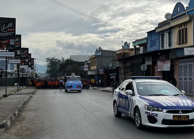 Satuan Lalu Lintas Polres Jayawijaya Kawal Kegiatan Jalan Santai HUT YPK ke-64 di Wamena