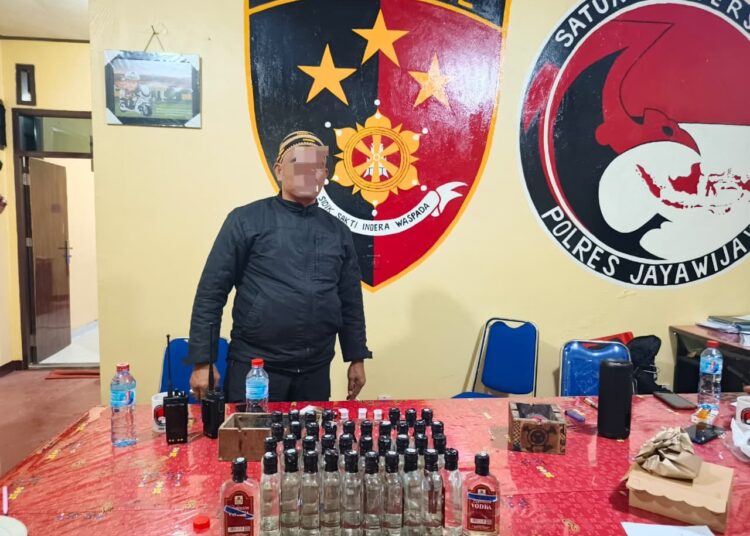 Tertibkan Peredaran Miras, Sat Resnarkoba Polres Jayawijaya Amankan Seorang Pemuda di Wamena