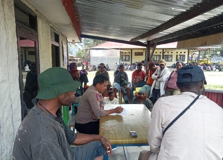 Bhabinkamtibmas Polsek Wamena Kota Fasilitasi Mediasi Permasalahan Warga