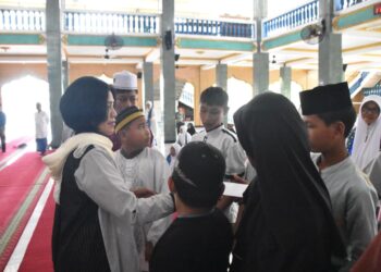 Wakapolda Papua Barat Hadiri Pengajian Ramadhan dan Berikan Santunan Anak Yatim di Masjid Ridwanul Bahri Fasharkan