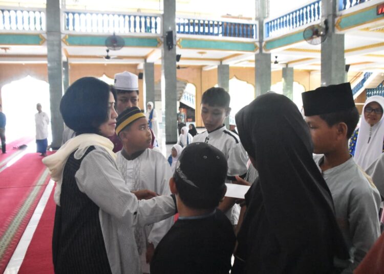 Wakapolda Papua Barat Hadiri Pengajian Ramadhan dan Berikan Santunan Anak Yatim di Masjid Ridwanul Bahri Fasharkan