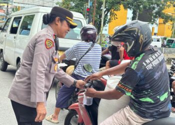 Sapa Warga dengan Senyum, Polwan Polres Fakfak Tebar Kebaikan Lewat Bagi-Bagi Takjil