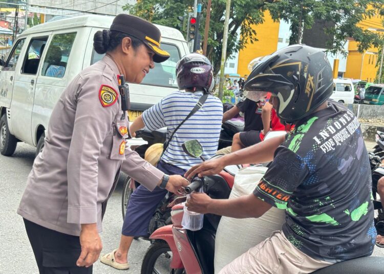 Sapa Warga dengan Senyum, Polwan Polres Fakfak Tebar Kebaikan Lewat Bagi-Bagi Takjil