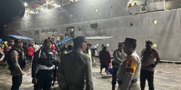 Pengamanan Arus Mudik Lebaran di Pelabuhan Manokwari, Personel Operasi Ketupat Mansinam 2026 Siaga Layani Penumpang Kapal