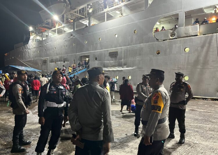 Pengamanan Arus Mudik Lebaran di Pelabuhan Manokwari, Personel Operasi Ketupat Mansinam 2026 Siaga Layani Penumpang Kapal