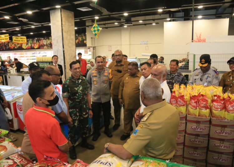 Kapolda Papua Barat Bersama Forkopimda Dampingi Gubernur Pantau Arus Mudik dan Ketersediaan Bahan Pokok