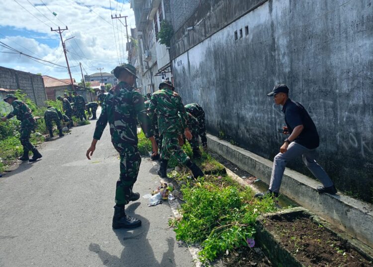 Wujud Kemanunggalan TNI – Rakyat, Kodim 1310/Bitung dan Yonif TP 916/BS bersama Warga Gelar Karya Bakti Pembersihan Kompleks Kanopi Bitung