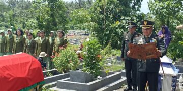 Bentuk Penghargaan Atas Pengabdian, Dandim 1310/Bitung Pimpin Upacara Persemayaman dan Pemakaman Anggota Kodim 1310/Bitung dengan Penuh Khidmat