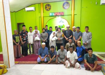 Pembagian Zakat Fitrah di Mesjid Al-Azhar Wosi