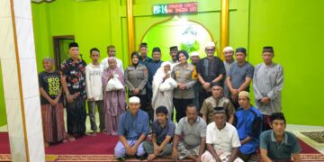 Pembagian Zakat Fitrah di Mesjid Al-Azhar Wosi