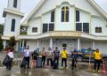 Pererat Kebersamaan, Polsek Wamena Kota Laksanakan Kerja Bakti di Gereja