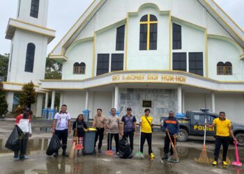 Pererat Kebersamaan, Polsek Wamena Kota Laksanakan Kerja Bakti di Gereja