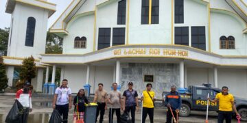 Pererat Kebersamaan, Polsek Wamena Kota Laksanakan Kerja Bakti di Gereja